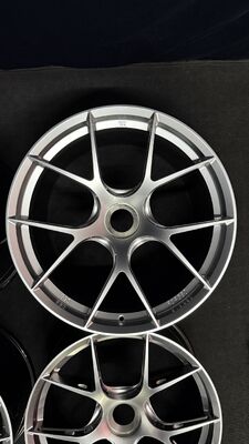 چرخ‌های نقره‌ای الماسی BBS FI R Centerlock برای پورشه 911 991 992 GT3 GT3RS