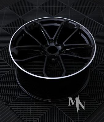 کایین GTS ماکان پورشه چرخ‌های فورج شده