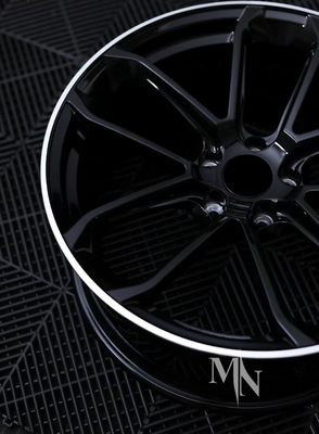 کایین GTS ماکان پورشه چرخ‌های فورج شده