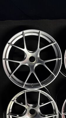 چرخ‌های نقره‌ای الماسی BBS FI R Centerlock برای پورشه 911 991 992 GT3 GT3RS