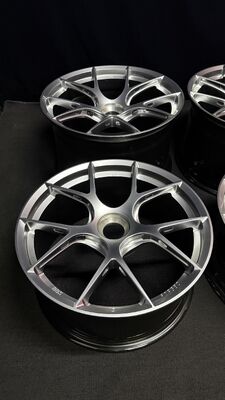 چرخ‌های نقره‌ای الماسی BBS FI R Centerlock برای پورشه 911 991 992 GT3 GT3RS